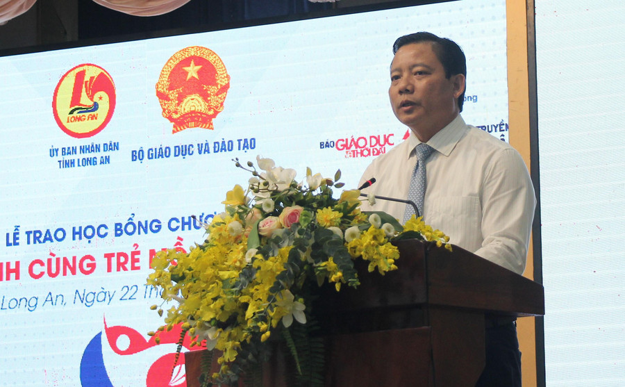 Ông Phạm Tấn Hoà, Phó Chủ tịch UBND tỉnh Long An phát biểu tại buổi trao học bổng. Ông Phạm Tấn Hoà, Phó Chủ tịch UBND tỉnh Long An phát biểu tại buổi trao học bổng.