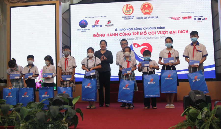 Ông Nguyễn Đắc Lực, thành viên Hội đồng quản trị, Phó Tổng giám đốc BITEX GROUP và bà Phan Thị Dạ Thảo, Phó Giám đốc Sở GD&ĐT tỉnh Long An tặng học bổng cho học sinh. Ông Nguyễn Đắc Lực, thành viên Hội đồng quản trị, Phó Tổng giám đốc BITEX GROUP và bà Phan Thị Dạ Thảo, Phó Giám đốc Sở GD&ĐT tỉnh Long An tặng học bổng cho học sinh.