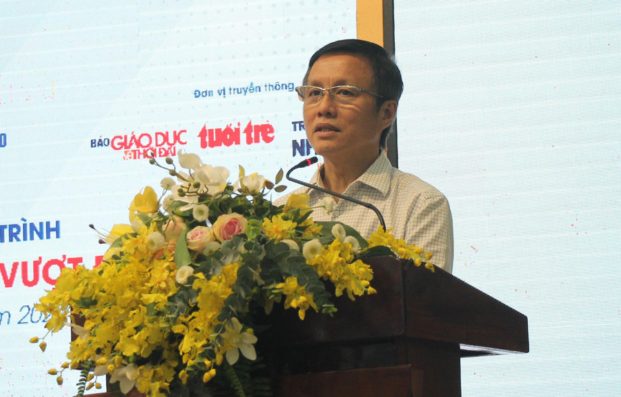 Ông Nguyễn Xuân Dũng phát biểu tại buổi trao học bổng. Ông Nguyễn Xuân Dũng phát biểu tại buổi trao học bổng.