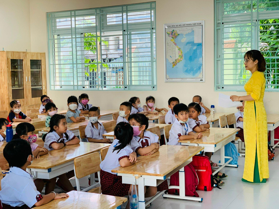 Nhiều em học sinh lớp 1 Trường Tiểu học Lương Thế Vinh (quận Bình Tân) còn bỡ ngỡ trong ngày đầu đến trường. Nhiều em học sinh lớp 1 Trường Tiểu học Lương Thế Vinh (quận Bình Tân) còn bỡ ngỡ trong ngày đầu đến trường.