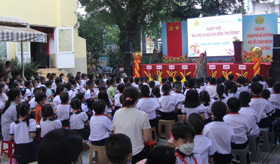 Trường tiểu học Nguyễn Bỉnh Khiêm tổ chức nhiều hoạt động bổ ích cho trẻ lớp 1 trong Ngày hội "Ba mẹ cùng em đến trường". Trường tiểu học Nguyễn Bỉnh Khiêm tổ chức nhiều hoạt động bổ ích cho trẻ lớp 1 trong Ngày hội "Ba mẹ cùng em đến trường".