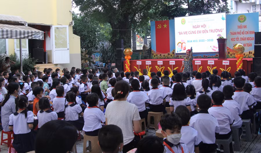 Trường tiểu học Nguyễn Bỉnh Khiêm tổ chức nhiều hoạt động bổ ích cho trẻ lớp 1 trong Ngày hội "Ba mẹ cùng em đến trường".