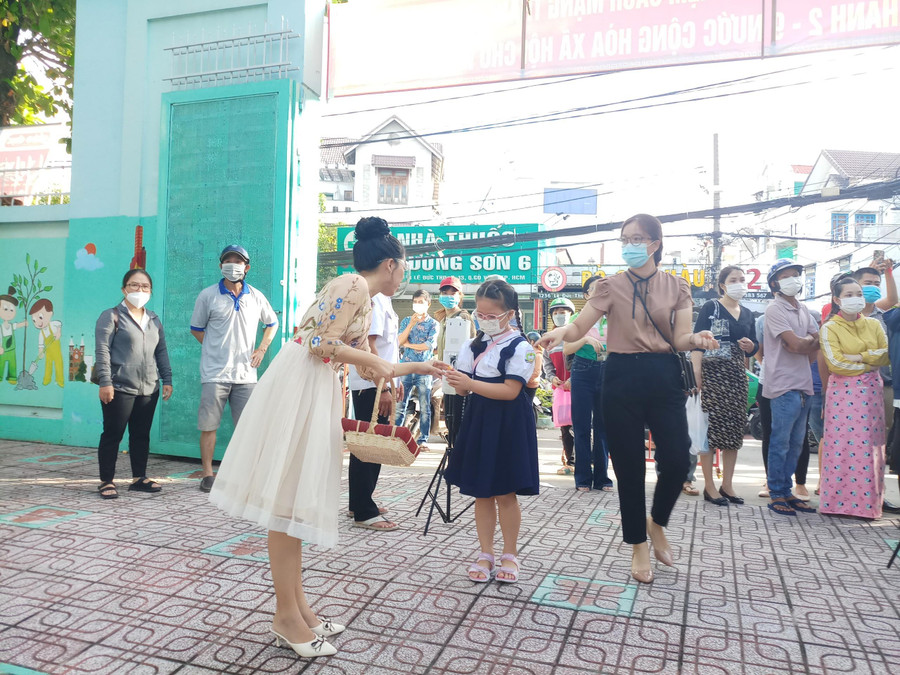 Giáo viên Trường Tiểu học Lê Văn Thọ (quận Gò Vấp) tặng quà cho học sinh lớp 1 trước khi vào lớp. Giáo viên Trường Tiểu học Lê Văn Thọ (quận Gò Vấp) tặng quà cho học sinh lớp 1 trước khi vào lớp.