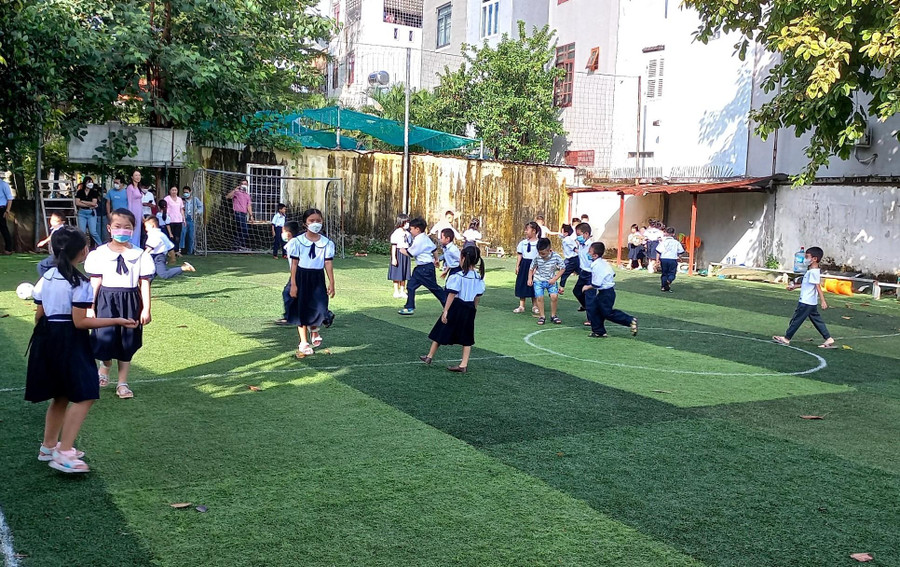 Học sinh lớp 1 Trường Tiểu học Lê Văn Việt tham gia các hoạt động đá bóng trong ngày đầu đến trường. Học sinh lớp 1 Trường Tiểu học Lê Văn Việt tham gia các hoạt động đá bóng trong ngày đầu đến trường.