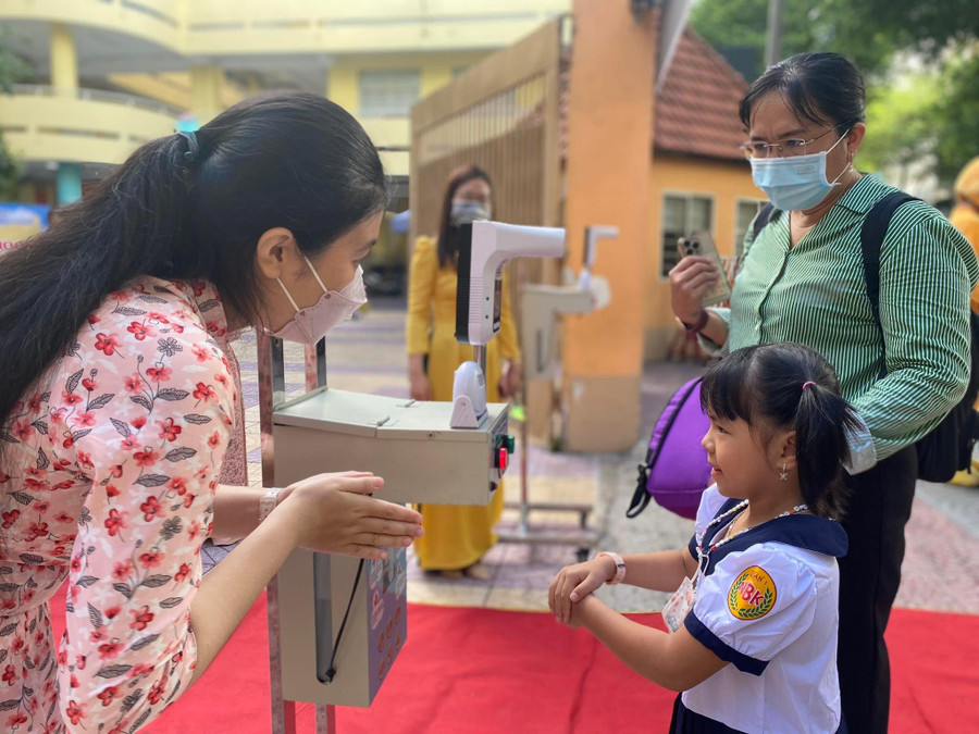 Giáo viên Trường Tiểu học Nguyễn Bỉnh Khiêm (quận 1) hướng dẫn học sinh rửa tay sát khuẩn. Giáo viên Trường Tiểu học Nguyễn Bỉnh Khiêm (quận 1) hướng dẫn học sinh rửa tay sát khuẩn.