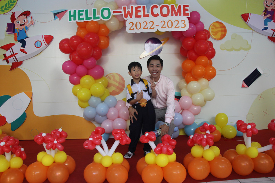 Anh Nguyễn Hữu Thông cùng con trai năm nay bước vào lớp 1, Trường Tiểu học Nguyễn Bỉnh Khiêm có nhiều bức ảnh kỷ niệm trong ngày tựu trường. Anh Nguyễn Hữu Thông cùng con trai năm nay bước vào lớp 1, Trường Tiểu học Nguyễn Bỉnh Khiêm có nhiều bức ảnh kỷ niệm trong ngày tựu trường.