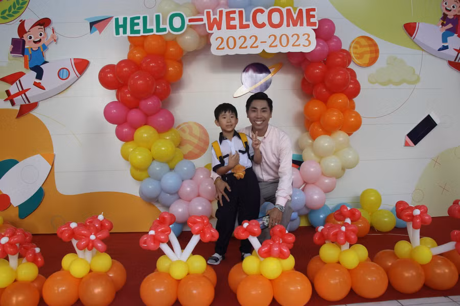 Anh Nguyễn Hữu Thông cùng con trai năm nay bước vào lớp 1, Trường Tiểu học Nguyễn Bỉnh Khiêm có nhiều bức ảnh kỷ niệm trong ngày tựu trường.