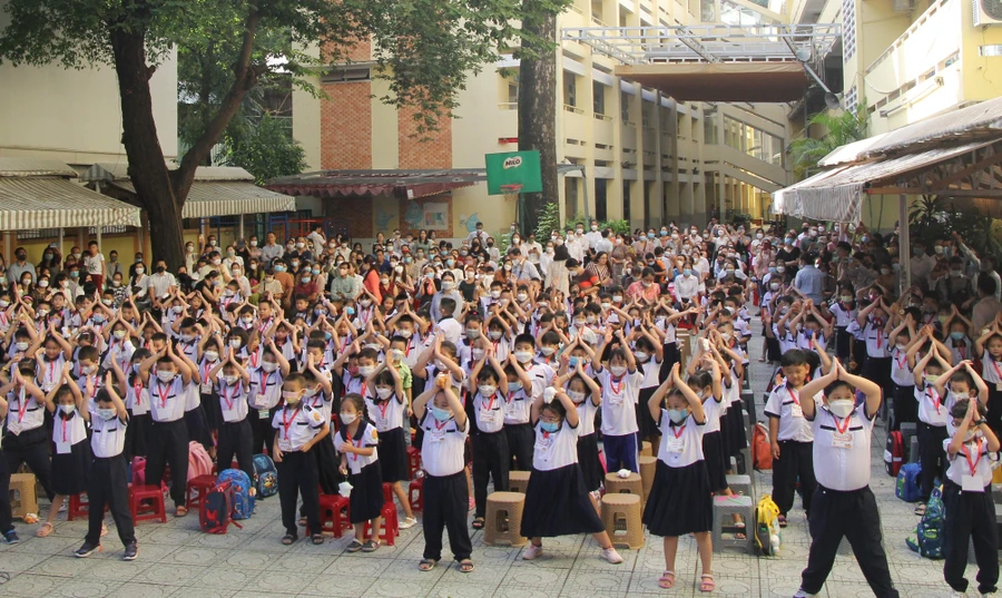 Học sinh khối 1, Trường Tiểu học Nguyễn Bỉnh Khiêm hào hứng tham gia các trò chơi trong ngày đầu đến trường.