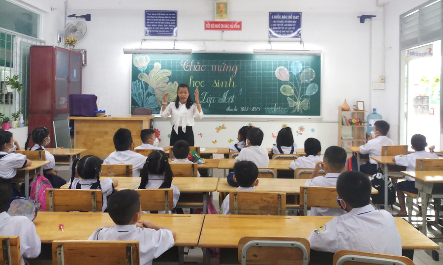 Học sinh lớp 1 Trường Tiểu học Lê Văn Thọ chăm chú nghe giáo viên chủ nhiệm phổ biến chương trình hoạt động sau ngày tựu trường. Học sinh lớp 1 Trường Tiểu học Lê Văn Thọ chăm chú nghe giáo viên chủ nhiệm phổ biến chương trình hoạt động sau ngày tựu trường.