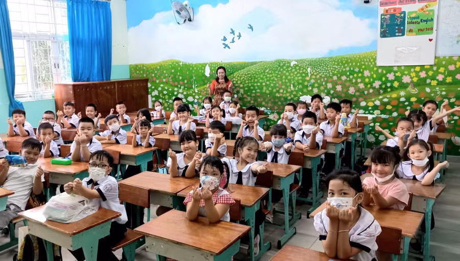 Học sinh Lớp 1 trường Tiểu học Lê Văn Việt (TP Thủ Đức) vui mừng trong ngày đầu đến lớp.