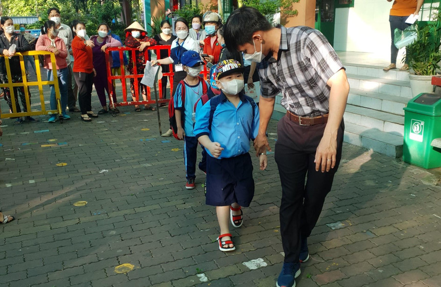 Giáo viên Trường Tiểu học Phạm Văn Hai (Bình Chánh) đón học sinh vào lớp. Giáo viên Trường Tiểu học Phạm Văn Hai (Bình Chánh) đón học sinh vào lớp.