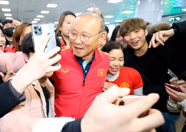 HLV ParkHang-seo được hàng trăm CĐV chào đón nồng nhiệt tại sân bay Hàn Quốc