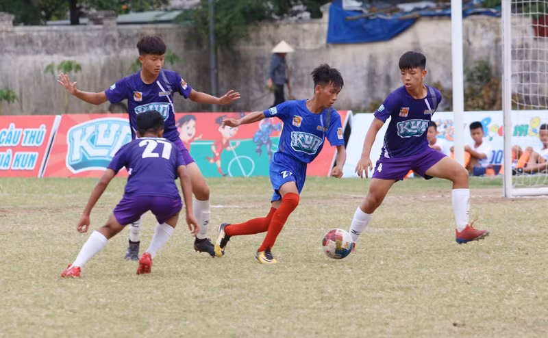 May mắn sớm đến với PVF khi họ có được bàn mở tỷ số từ rất sớm, ngay phút thứ tư, do công của hậu vệ biên Lê Nguyễn Quốc Trung. Bàn thắng sớm đã giúp các học trò của HLV Quang Trãi chơi tốt hơn, tự tin và chủ động cầm bóng tấn công.