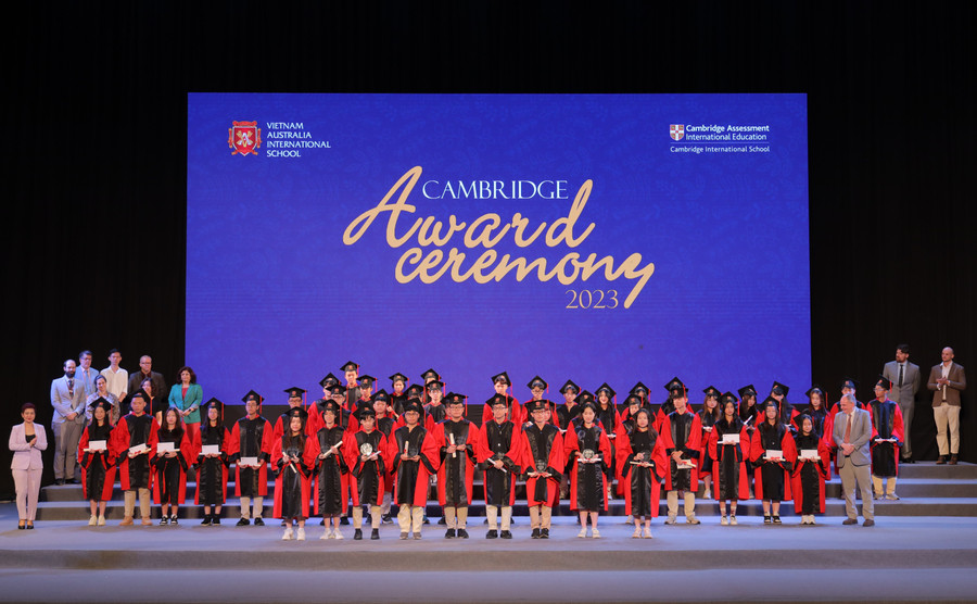 HS đạt thành tích cao được khen thưởng tại Kỳ thi Trung học đại cương quốc tế Cambridge - IGCSE. HS đạt thành tích cao được khen thưởng tại Kỳ thi Trung học đại cương quốc tế Cambridge - IGCSE.