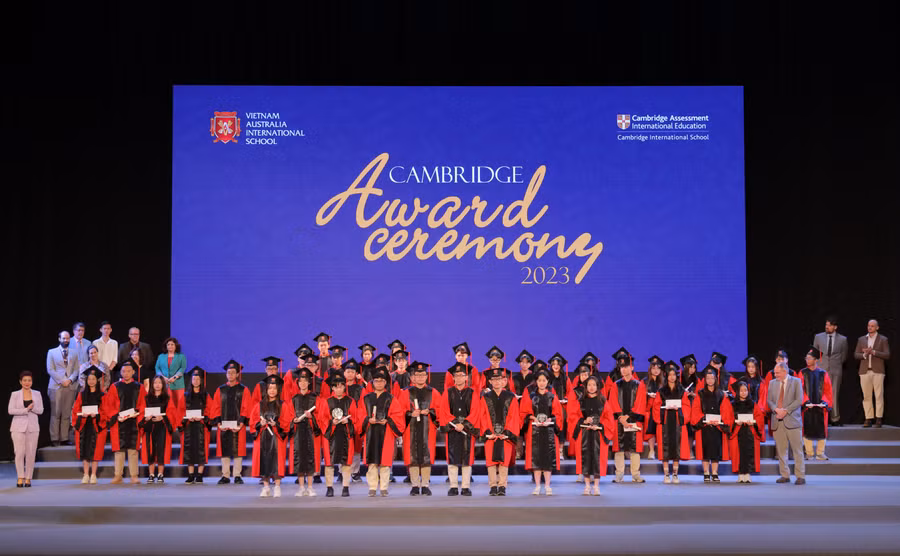 HS đạt thành tích cao được khen thưởng tại Kỳ thi Trung học đại cương quốc tế Cambridge - IGCSE. HS đạt thành tích cao được khen thưởng tại Kỳ thi Trung học đại cương quốc tế Cambridge - IGCSE.