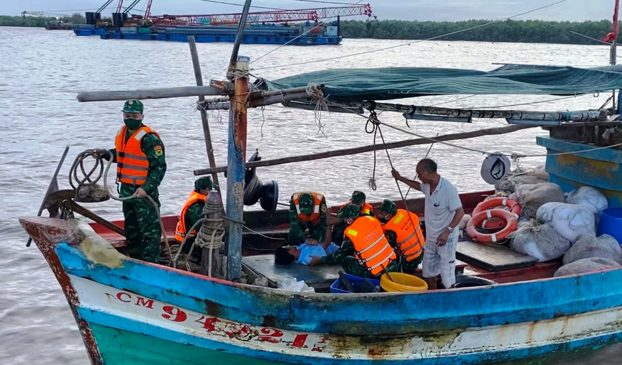 Lực lượng cứu hộ tiến hành sơ cứu nạn nhân.