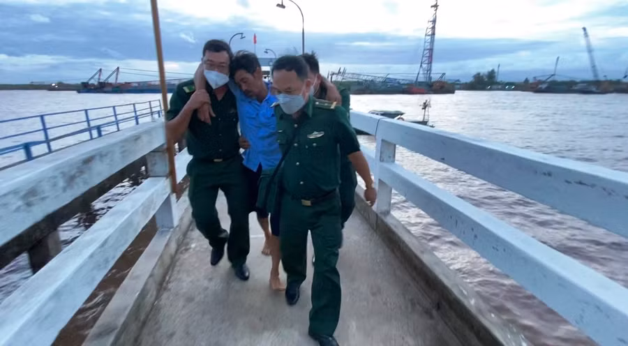 Lực lượng Biên phòng đưa người dân vào bờ.