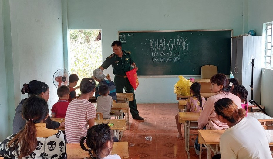 Lớp học xóa mù chữ khai giảng năm học mới.