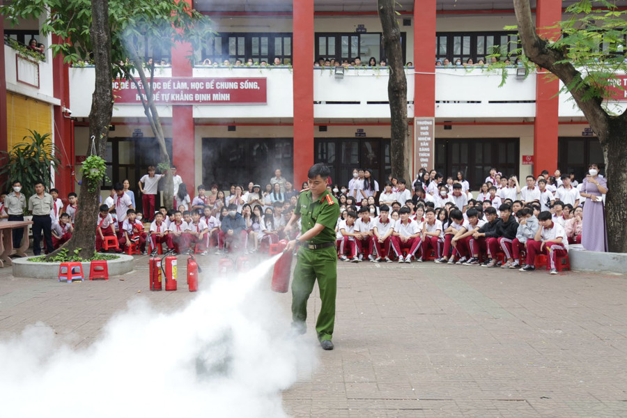 Trường TH-THCS-THPT Ngô Thời Nhiệm phối hợp tổ chức tập huấn phòng cháy chữa cháy cho học sinh.