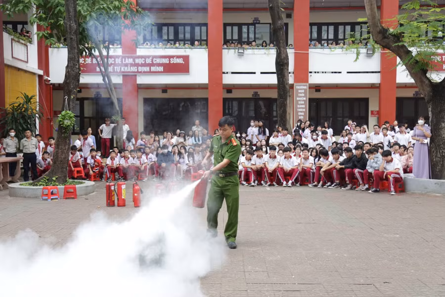 Trường TH-THCS-THPT Ngô Thời Nhiệm phối hợp tổ chức tập huấn phòng cháy chữa cháy cho học sinh.