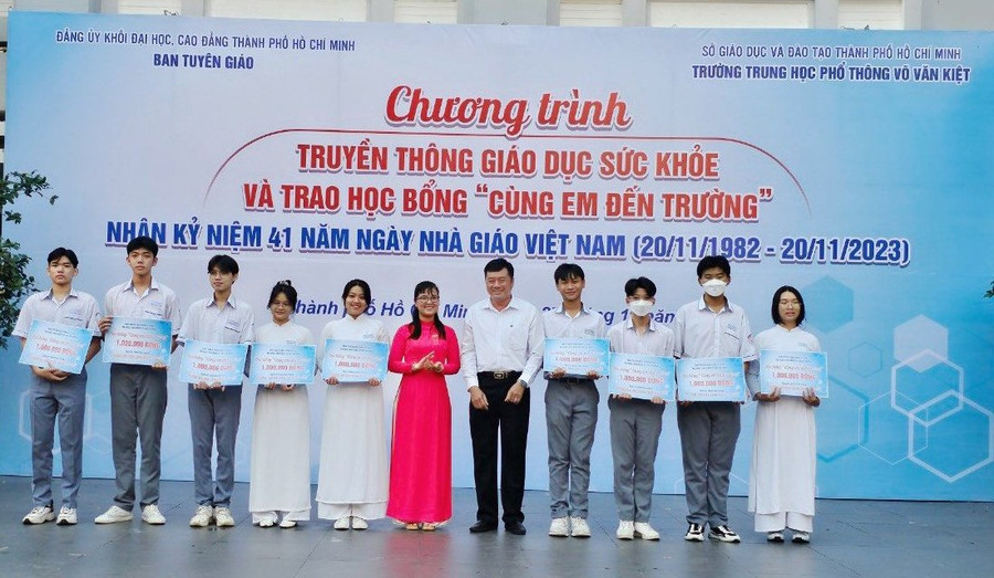 Bà Đặng Thùy Khánh Vân và lãnh đạo Ban Tuyên Giáo Quận ủy Quận 8 (TPHCM) trao học bổng cho các em học sinh. Bà Đặng Thùy Khánh Vân và lãnh đạo Ban Tuyên Giáo Quận ủy Quận 8 (TPHCM) trao học bổng cho các em học sinh.