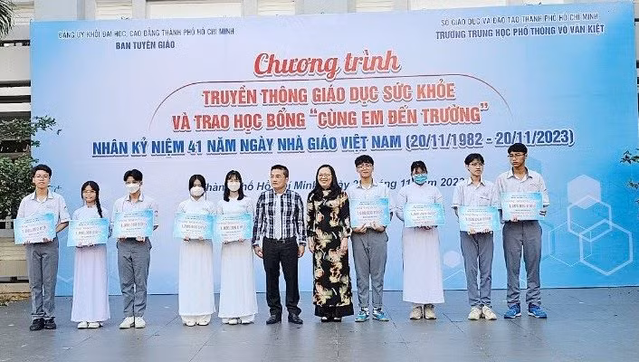 Bà Nguyễn Thị Minh Hồng, Bí thư Đảng uỷ Khối Đại học Cao Đẳng TPHCM và đại diện Trường Đại học Hùng Vương trao học bổng cho các em học sinh.