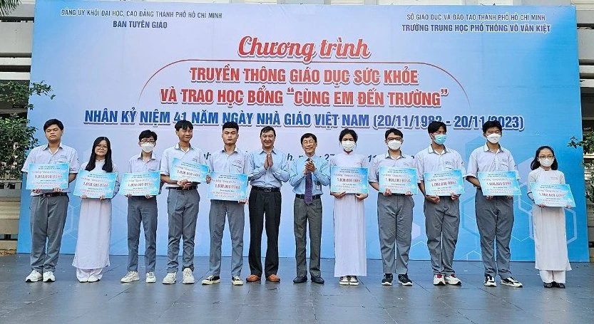 Ông Vũ Anh Tuấn, Vụ trưởng, trưởng Cơ quan thường trực Ban Dân vận trung ương tại TPHCM và Tiến sĩ, bác sĩ Nguyễn Nam Hà, Trưởng Chi hội Truyền thông Giáo dục Sức khỏe, Hội Y tế Công cộng TP trao học bổng cho các em học sinh.