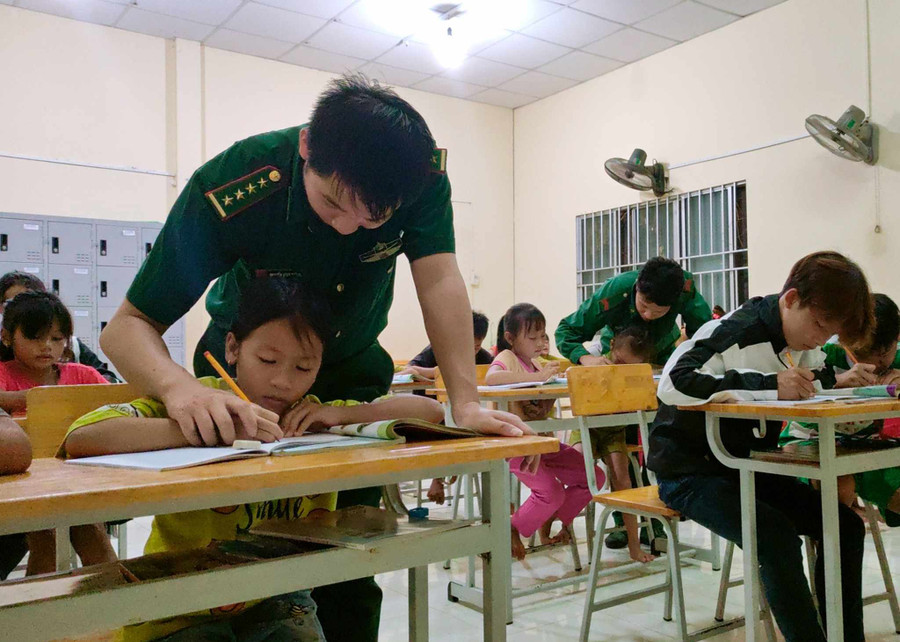 Những &quot;thầy giáo&quot; quân hàm xanh vẫn miệt mài mang con chữ, phép tính đến với trẻ nghèo ở xã Tuyên Bình.