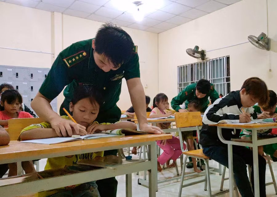 Những "thầy giáo" quân hàm xanh vẫn miệt mài mang con chữ, phép tính đến với trẻ nghèo ở xã Tuyên Bình. Những "thầy giáo" quân hàm xanh vẫn miệt mài mang con chữ, phép tính đến với trẻ nghèo ở xã Tuyên Bình.