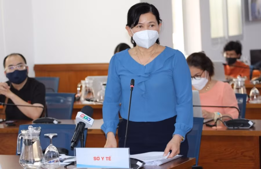 Bà Nguyễn Thị Huỳnh Mai thông tin tại buỏi họp báo.