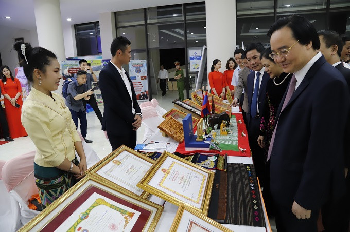 Đồng chí Phùng Xuân Nhạ, Ủy viên Ban chấp hành Trung ương Đảng, Bộ trưởng Bộ Giáo dục và Đào tạo thăm gian trưng bày của các em lưu học sinh Lào tại đêm Chung kết toàn quốc Cuộc thi “Hùng biện tiếng Việt cho lưu học sinh Lào tại Việt Nam” tổ chức tại Đại học Thái Nguyên Đồng chí Phùng Xuân Nhạ, Ủy viên Ban chấp hành Trung ương Đảng, Bộ trưởng Bộ Giáo dục và Đào tạo thăm gian trưng bày của các em lưu học sinh Lào tại đêm Chung kết toàn quốc Cuộc thi “Hùng biện tiếng Việt cho lưu học sinh Lào tại Việt Nam” tổ chức tại Đại học Thái Nguyên