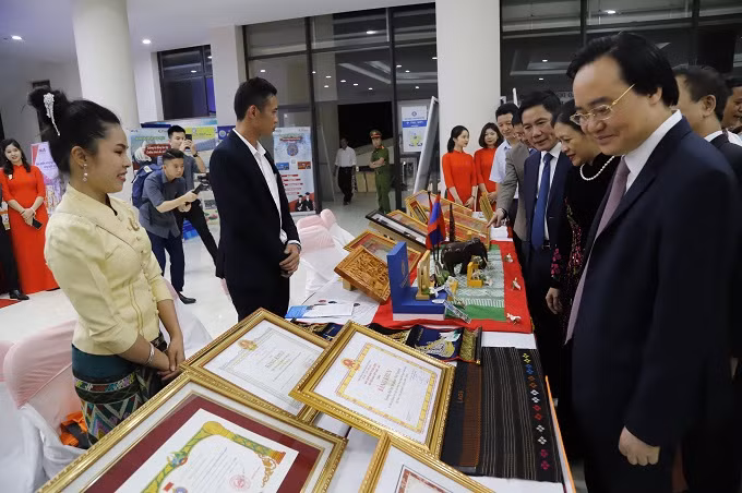 Đồng chí Phùng Xuân Nhạ, Ủy viên Ban chấp hành Trung ương Đảng, Bộ trưởng Bộ Giáo dục và Đào tạo thăm gian trưng bày của các em lưu học sinh Lào tại đêm Chung kết toàn quốc Cuộc thi “Hùng biện tiếng Việt cho lưu học sinh Lào tại Việt Nam” tổ chức tại Đại học Thái Nguyên