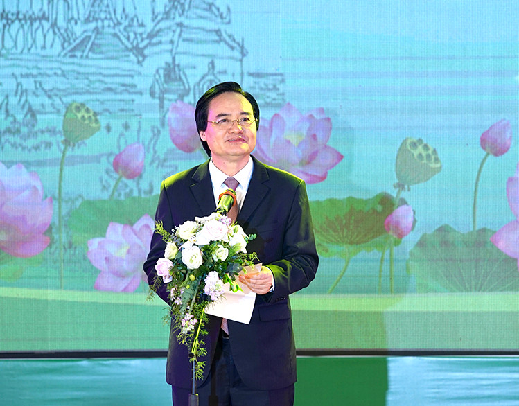 Bộ trưởng Phùng Xuân Nhạ phát biểu khai mạc Đêm Chung kết cuộc thi. Bộ trưởng Phùng Xuân Nhạ phát biểu khai mạc Đêm Chung kết cuộc thi.