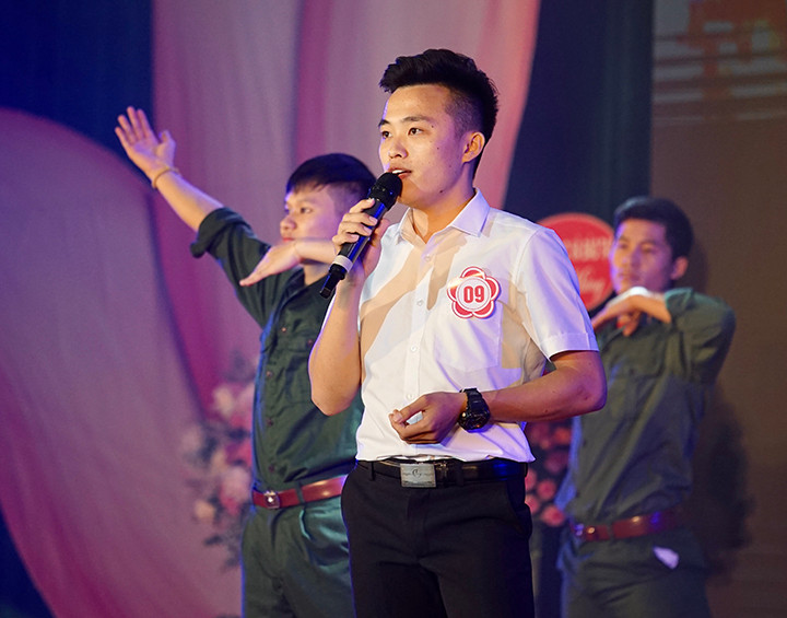 Hình ảnh đoàn kết, thắm tình hữu nghị giữa hai nước Việt - Lào luôn được đưa vào các phần hùng biện. Hình ảnh đoàn kết, thắm tình hữu nghị giữa hai nước Việt - Lào luôn được đưa vào các phần hùng biện.