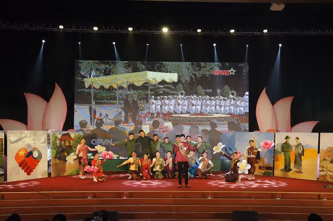 Phần trình bày đầy ấn tượng của thí sinh Boun Soukhaluck đến từ Trường Đại học Sư phạm (ĐHTN) với chủ đề “Tình hữu nghị Việt –Lào” Phần trình bày đầy ấn tượng của thí sinh Boun Soukhaluck đến từ Trường Đại học Sư phạm (ĐHTN) với chủ đề “Tình hữu nghị Việt –Lào”