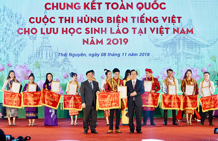 Bộ trưởng Phùng Xuân Nhạ trao giải đặc biệt cho thí sinh đến từ trường ĐH Sư phạm - ĐH Thái Nguyên. Bộ trưởng Phùng Xuân Nhạ trao giải đặc biệt cho thí sinh đến từ trường ĐH Sư phạm - ĐH Thái Nguyên.