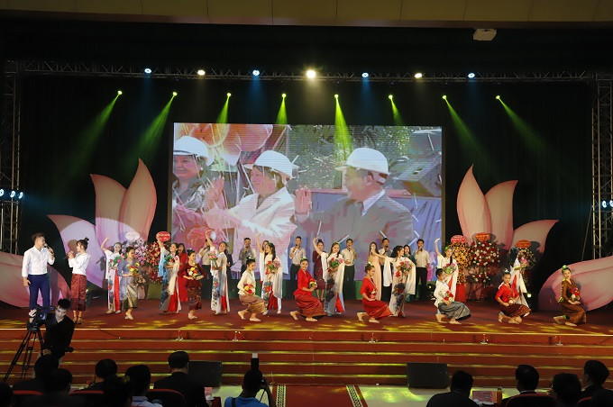 Tiết mục văn nghệ chào mừng đêm chung kết cuộc thi Tiết mục văn nghệ chào mừng đêm chung kết cuộc thi