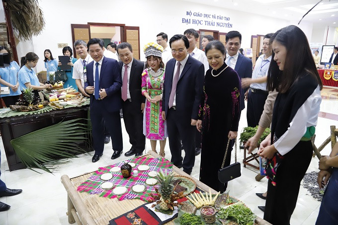 Bộ trưởng cũng ghé thăm không gian văn hóa ẩm thực vùng tây Bắc và đông Bắc do trường Đại học Khoa hoc (ĐHTN) trưng bày Bộ trưởng cũng ghé thăm không gian văn hóa ẩm thực vùng tây Bắc và đông Bắc do trường Đại học Khoa hoc (ĐHTN) trưng bày