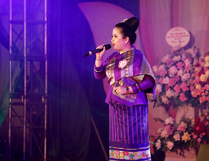 Thí sinh Ketsouda XAYVANGLATH - ĐH Ngoại thương gây ấn tượng mạnh khi thể hiện những khúc hát về Bác Hồ. Thí sinh Ketsouda XAYVANGLATH - ĐH Ngoại thương gây ấn tượng mạnh khi thể hiện những khúc hát về Bác Hồ.
