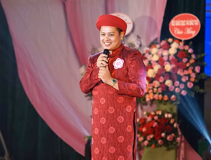 Thí sinh của Học viện Ngoại giao Phoumphithath OUPASEUTH có màn hùng biện hấp dẫn nhưng bị... quá thời gian quy định.