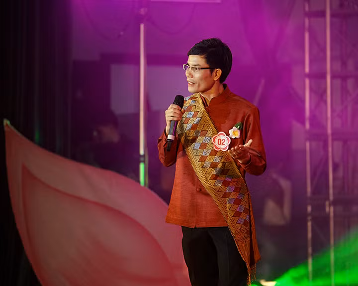 Nam sinh viên Boun Soukhaluck trình bày phần thi của mình Nam sinh viên Boun Soukhaluck trình bày phần thi của mình