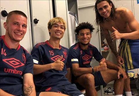 Công Phượng tỏ ra vui vẻ với các đồng đội mới.