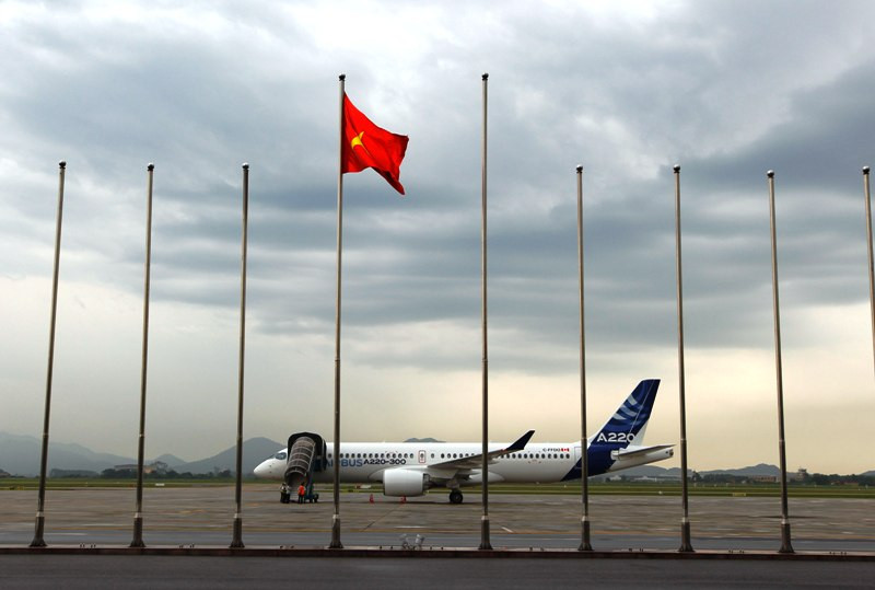 Sáng nay (1/8), Airbus đã thực hiện bay trình diễn máy bay phản lực loại nhỏ Airbus A220-300 tại Hà Nội.