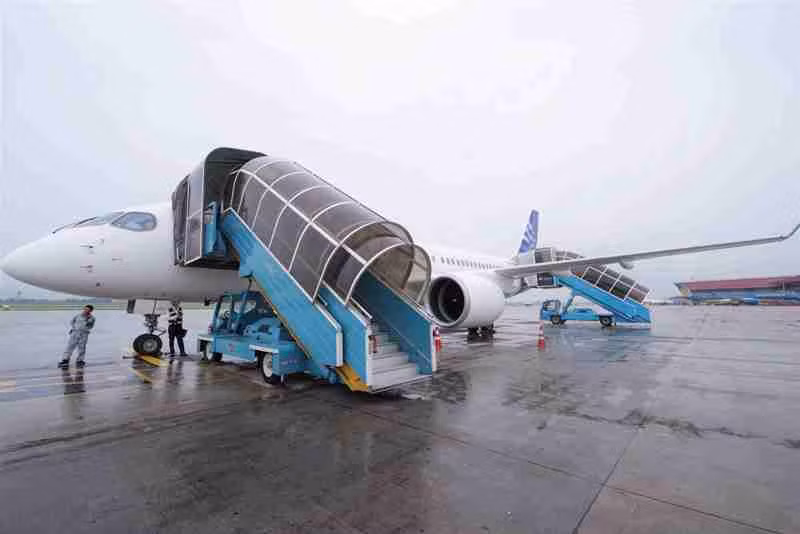 A220 là máy bay hiện đại nhất trong phân khúc máy bay 100-150 chỗ, mang lại hiệu quả vượt trội và sự thoải mái cho hành khách với mức tiêu thụ nhiên liệu thấp hơn 20% so với máy bay thế hệ trước. A220 là máy bay hiện đại nhất trong phân khúc máy bay 100-150 chỗ, mang lại hiệu quả vượt trội và sự thoải mái cho hành khách với mức tiêu thụ nhiên liệu thấp hơn 20% so với máy bay thế hệ trước.