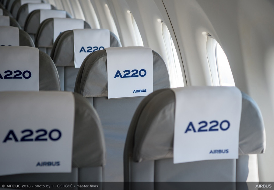 Ghế của hành khách của A220 được thiết kế rộng rãi, ngồi thoải mái hơn so với các loại cùng phân cấp trước đó.