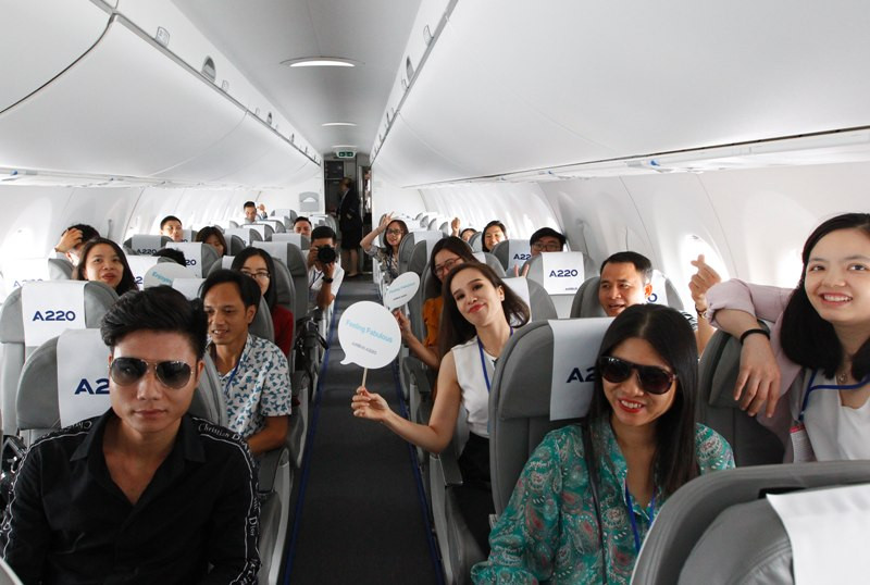 Chiếc Airbus A220-300 được sử dụng cho chuyến bay trình diễn ở châu Á lần này là phiên bản thử nghiệm của Airbus, có khoang hành khách được lắp đặt một hạng ghế tiêu biểu.