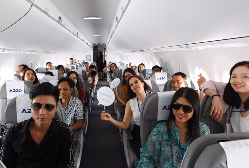 Chiếc Airbus A220-300 được sử dụng cho chuyến bay trình diễn ở châu Á lần này là phiên bản thử nghiệm của Airbus, có khoang hành khách được lắp đặt một hạng ghế tiêu biểu. Chiếc Airbus A220-300 được sử dụng cho chuyến bay trình diễn ở châu Á lần này là phiên bản thử nghiệm của Airbus, có khoang hành khách được lắp đặt một hạng ghế tiêu biểu.