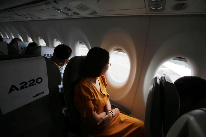 Cửa sổ của A220 cũng được thiết kế rộng hơn giúp hành khách có thể thoải mái ngắm nhìn khung cảnh mỗi khi máy bay cất, hạ cánh.