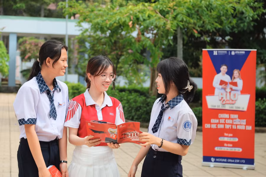 Học sinh THPT quan tâm về khối ngành sức khỏe tại HIU.
