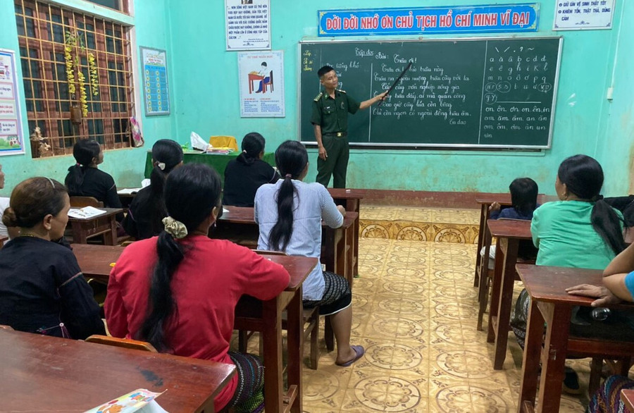 Một buổi học tại lớp học xóa mù chữ do cán bộ đồn Biên phòng Ba Tầng trực tiếp tham gia giảng dạy. Ảnh: VH.